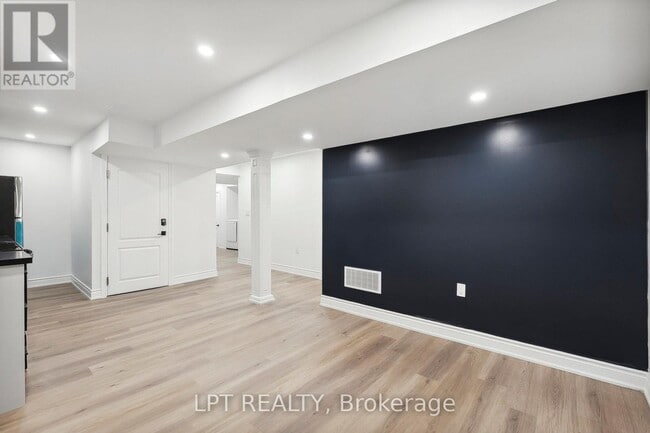 Building Photo - 140 Springvalley Crescent
