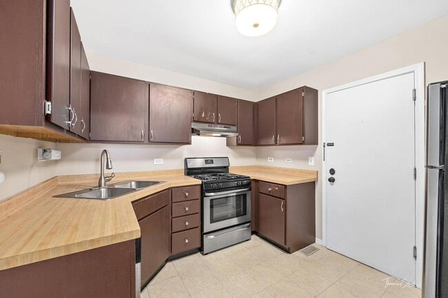 Building Photo - 2674 College Hill Cir