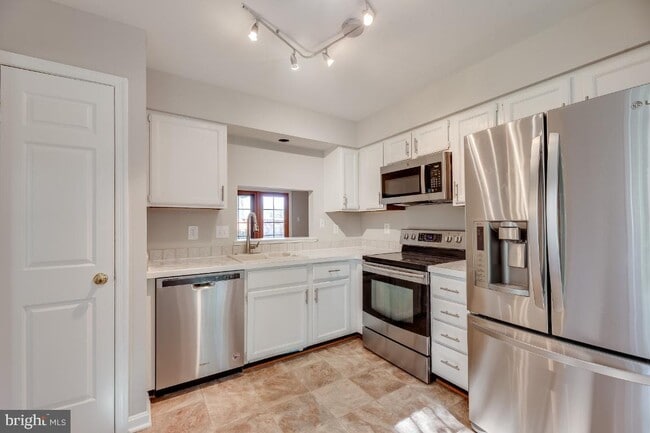 Building Photo - 15465 Golf Club Dr
