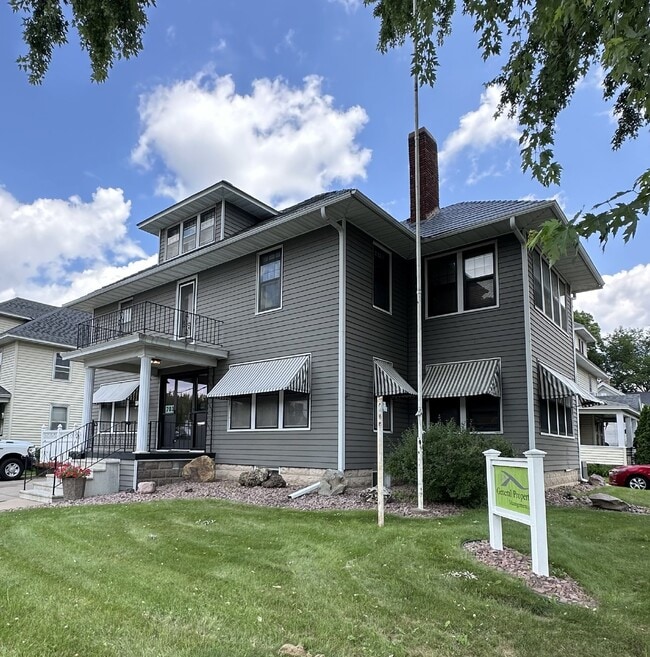 Building Photo - Spacious top floor 4 bed 1 bath by UWEC