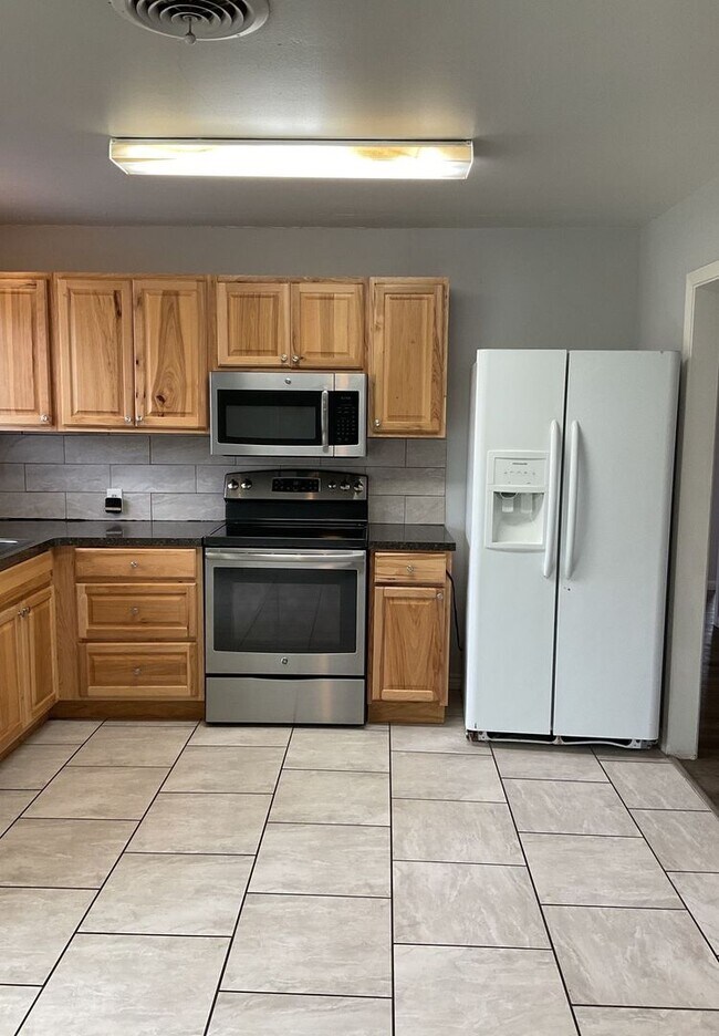 Foto del edificio - PRICE REDUCTION - AVAILABLE NOW!