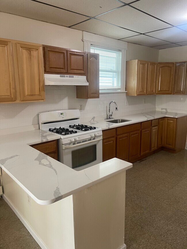 Building Photo - 376 N 6th St