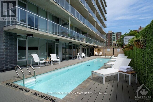 Building Photo - 300-300 Lisgar St