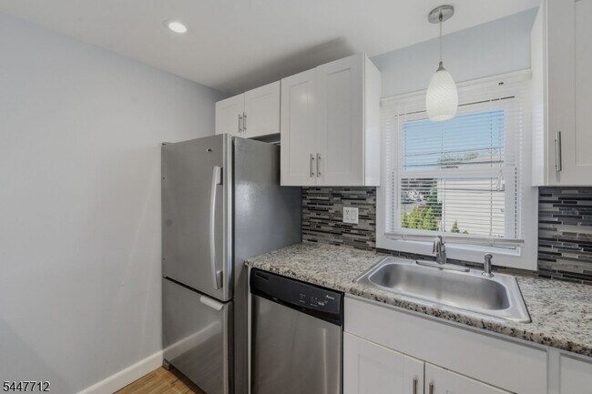 Foto del edificio - 161 Broughton Ave
