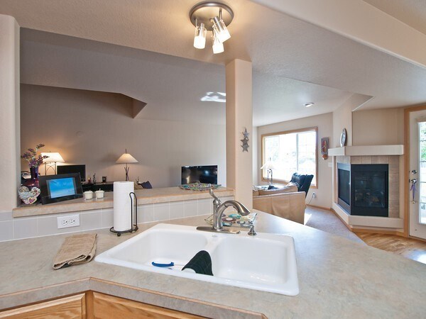 Foto del edificio - 5151 Boardwalk Dr