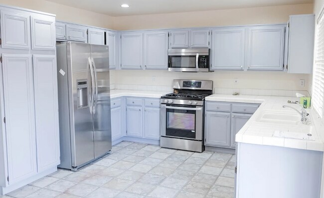 Foto del edificio - MOVE IN READY 4 BEDROOM!