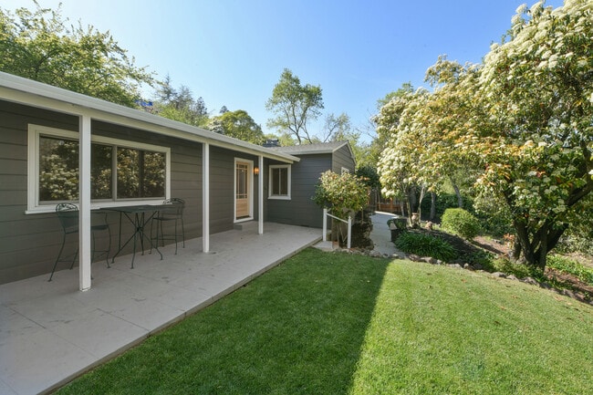 Building Photo - 925 Hawthorn Dr