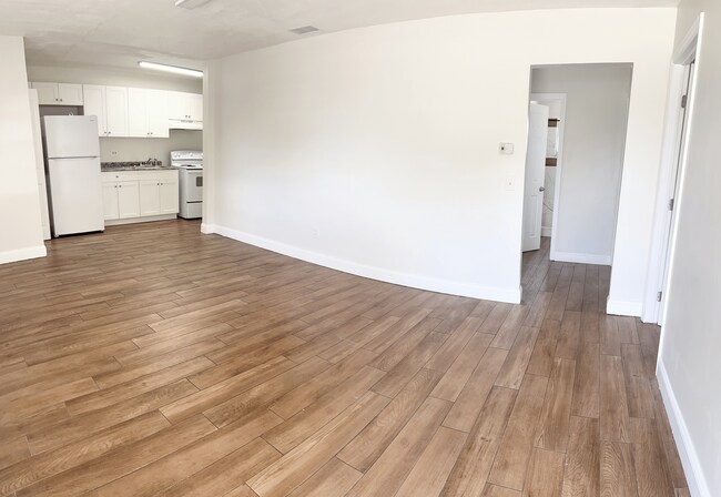 Foto del edificio - NEWLY RENOVATED SINGLE LEVEL 3 BEDROOM UNI...