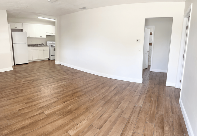 Building Photo - NEWLY RENOVATED SINGLE LEVEL 3 BEDROOM UNI...