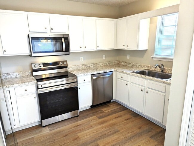 Building Photo - Charming 3 Bedroom Townhouse -53 Pirates Cove