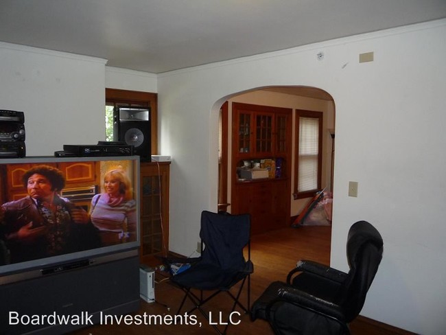 Building Photo - 410 W Washington Ave