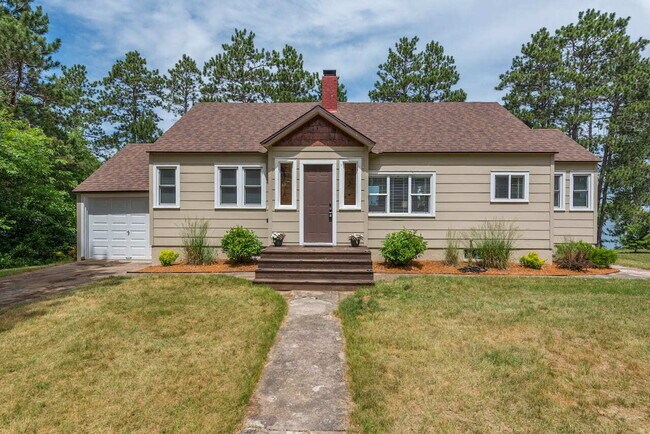 Foto del edificio - Upper Hay is a great fishing lake, you can fish right off the dock! This 4 bedroom 2 bath home of...