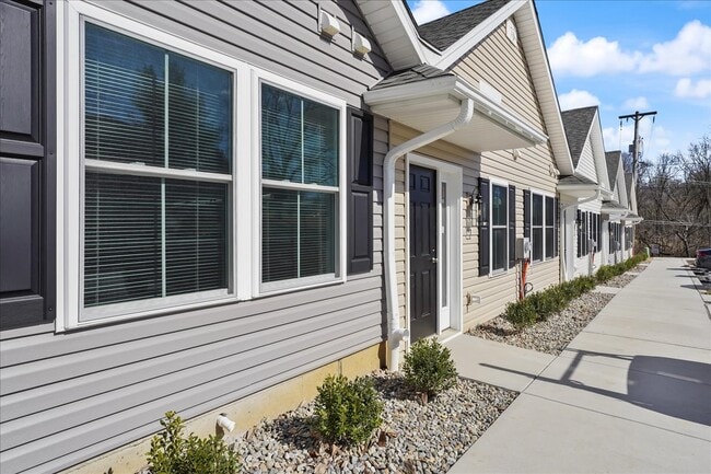 Building Photo - 552 Creek Rd