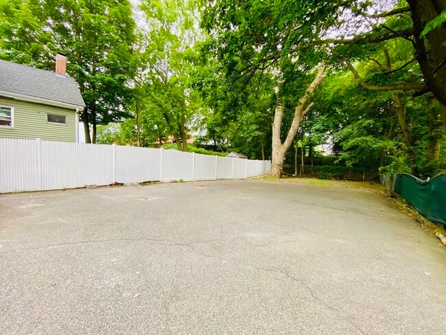 Building Photo - 18 Montvale Ave