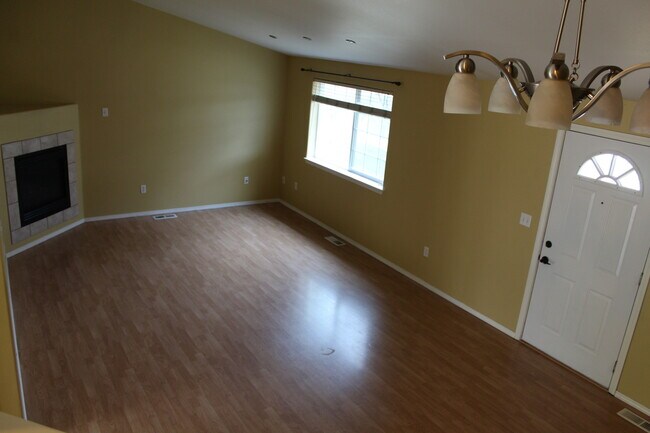 Foto del edificio - NE 4 Bedroom, 3 Bath, Gas Fireplace/Heat, ...