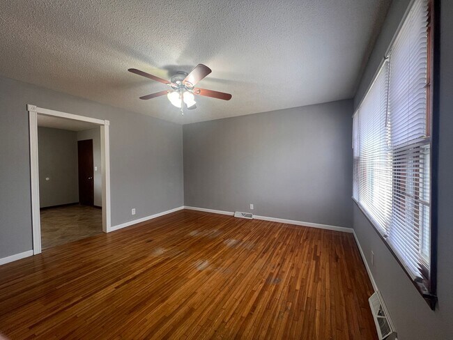 Building Photo - 3 bedroom 1.5 bath home located in the heart of Davenport! FOR RENT!