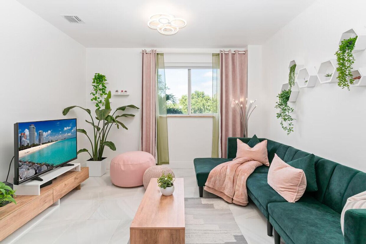 Foto principal - 2280 SW 32nd Ave