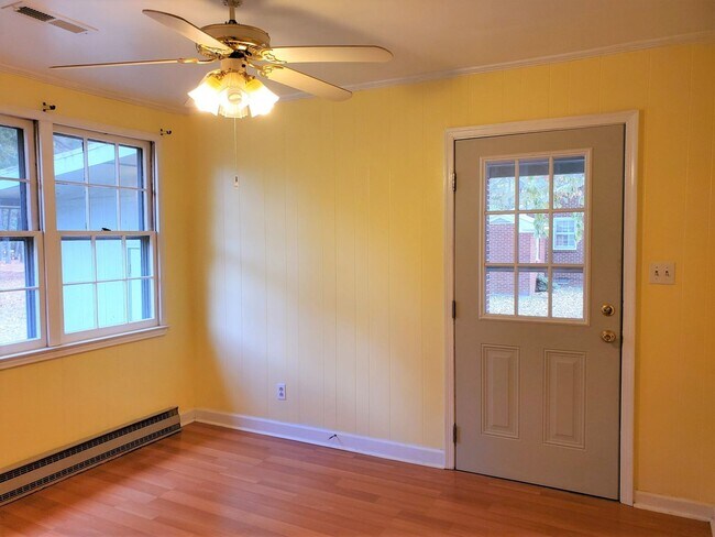 Building Photo - Charming Home With Great Yard