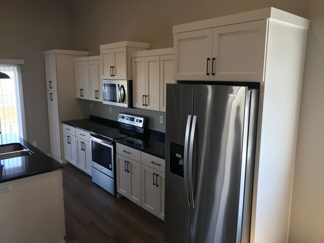 Foto del edificio - 4 Bedroom House For Rent
