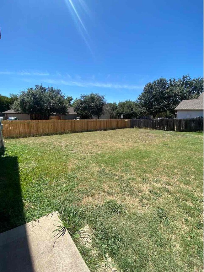 Foto del edificio - 1214 Champion Dr