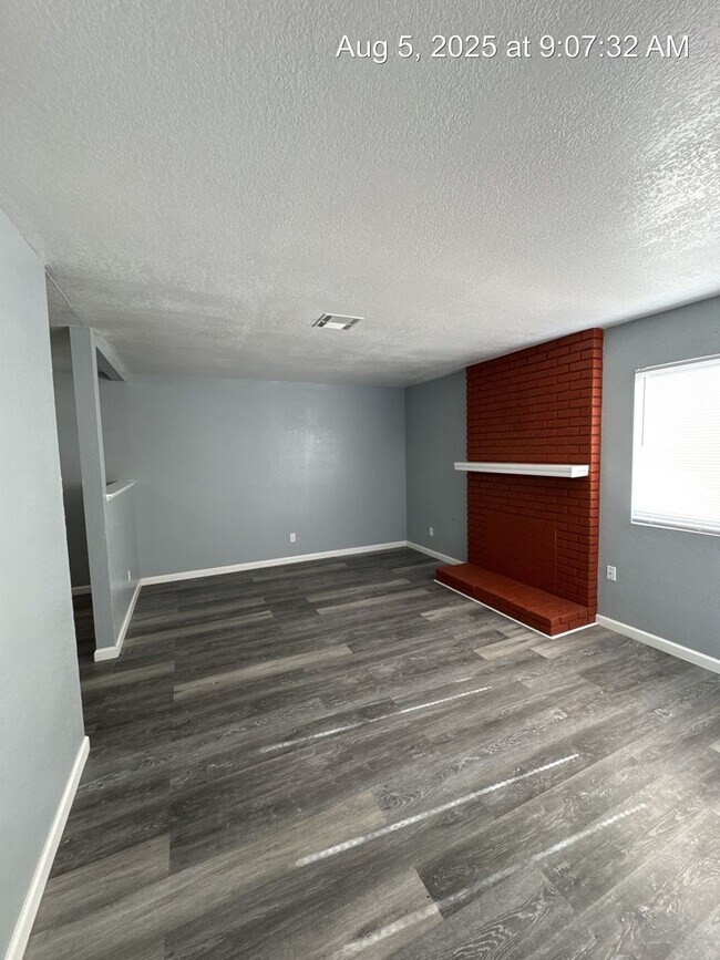 Building Photo - 3208
