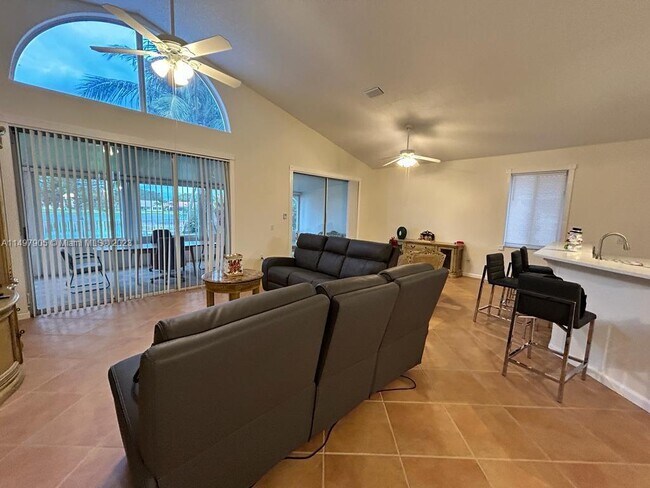 Foto del edificio - 7563 Santee Terrace