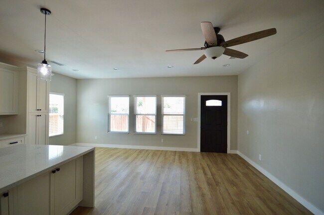 Foto del edificio - Brand New 3 Bedroom Fullerton Back House