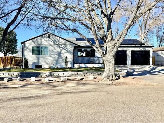 Foto del edificio - Gorgeously Updated Pueblo Home