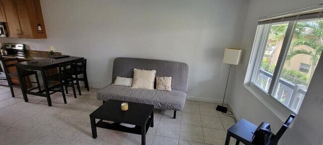 Foto del edificio - 2643 NE 8th Ave