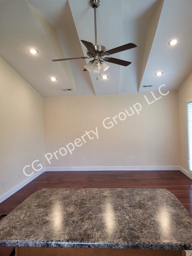 Livingroom - 1417 S Eastman Rd