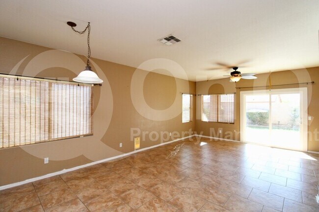 Foto del edificio - 15977 W Gelding Dr