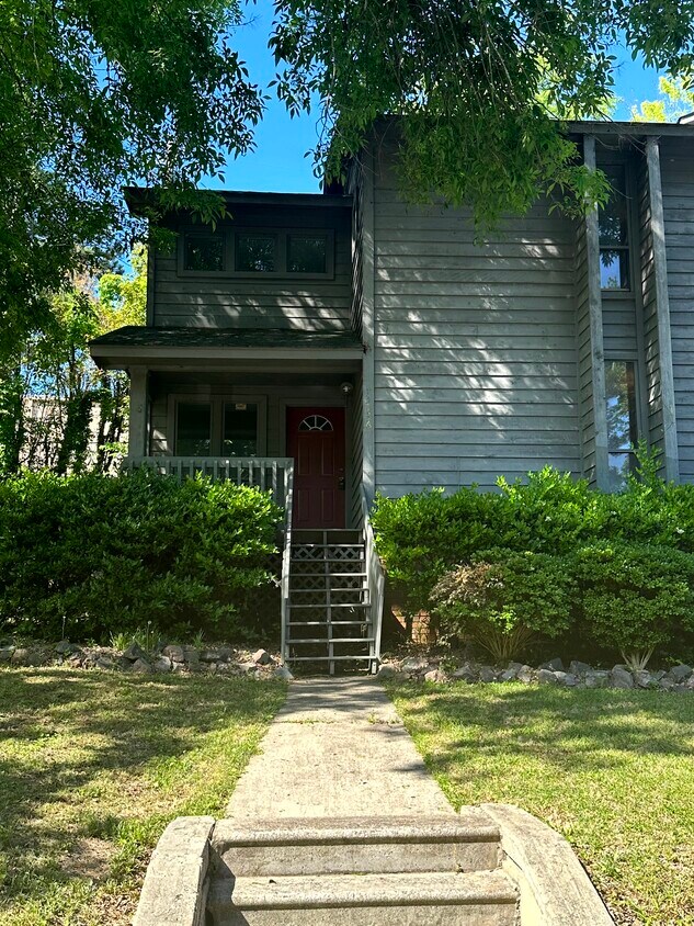 Primary Photo - 3136 Vlg W Dr