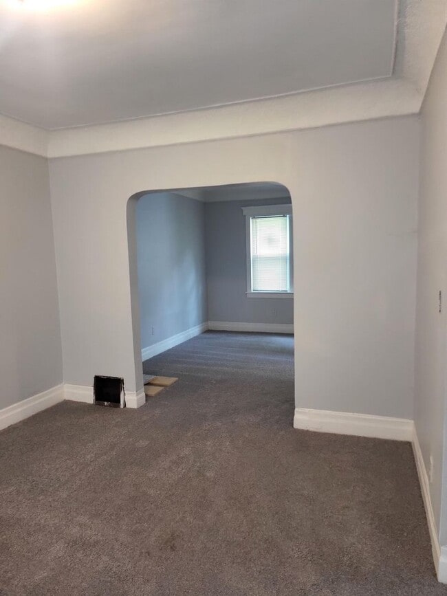 Foto del edificio - $ 1100 - 3 Bedroom 1 Bath
