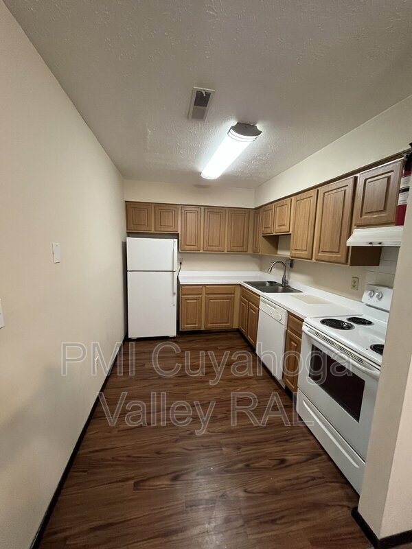 Building Photo - 1516 W Market St