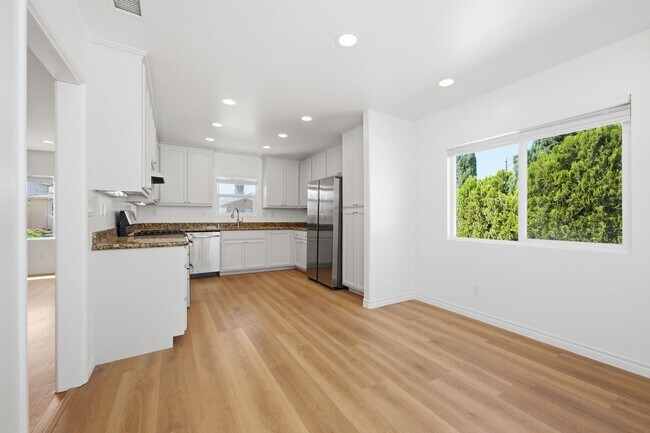 Building Photo - Spacious private backyard!