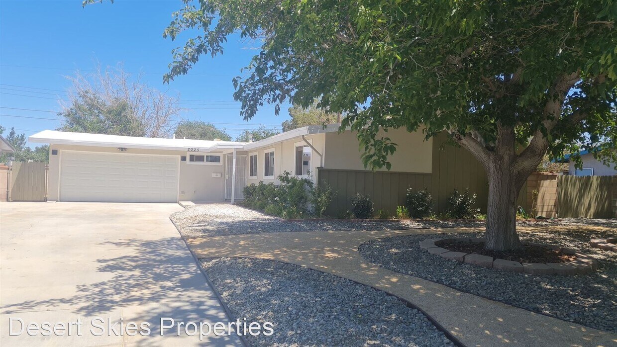 Primary Photo - 4 br, 2 bath House - 2025 W Newgrove St