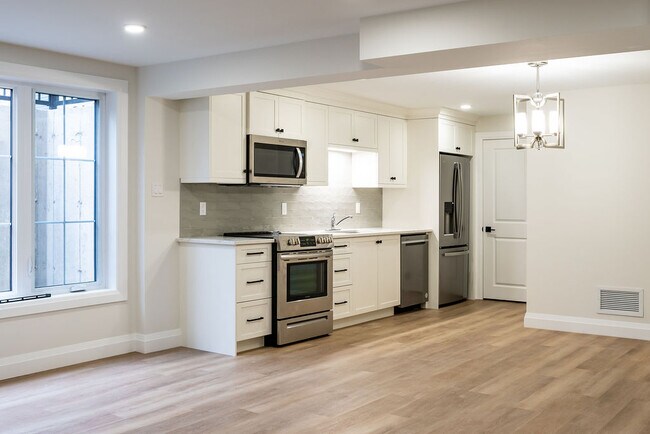 Photo du bâtiment - Stunning MODERN 2 Bdrm APARTMENT - Westmount * AVAIL Now *