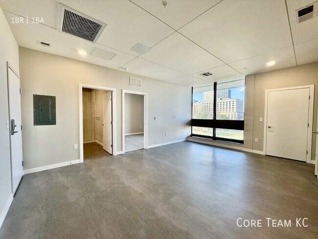 Building Photo - 500 E 8th St