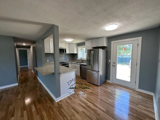 Building Photo - 3 br, 1 bath House - 1740 City View