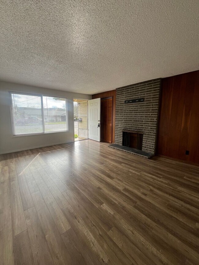 Foto del edificio - 2-Bedroom 1-Bathroom Duplex in Eugene