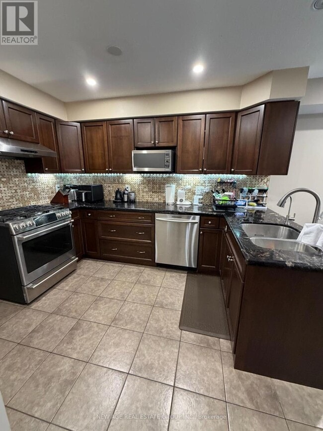 Building Photo - 16 Linke Pl