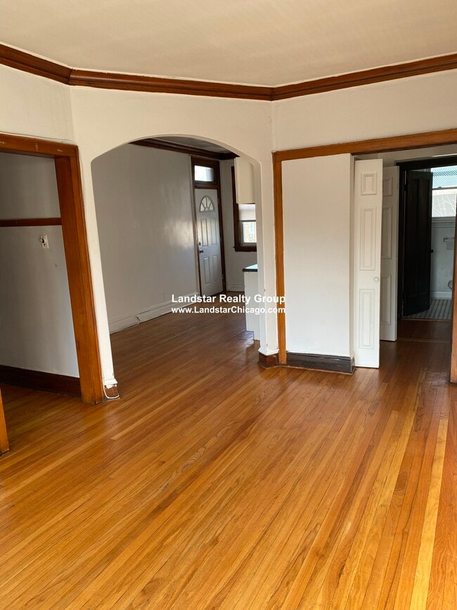 Building Photo - 4828 W Addison St