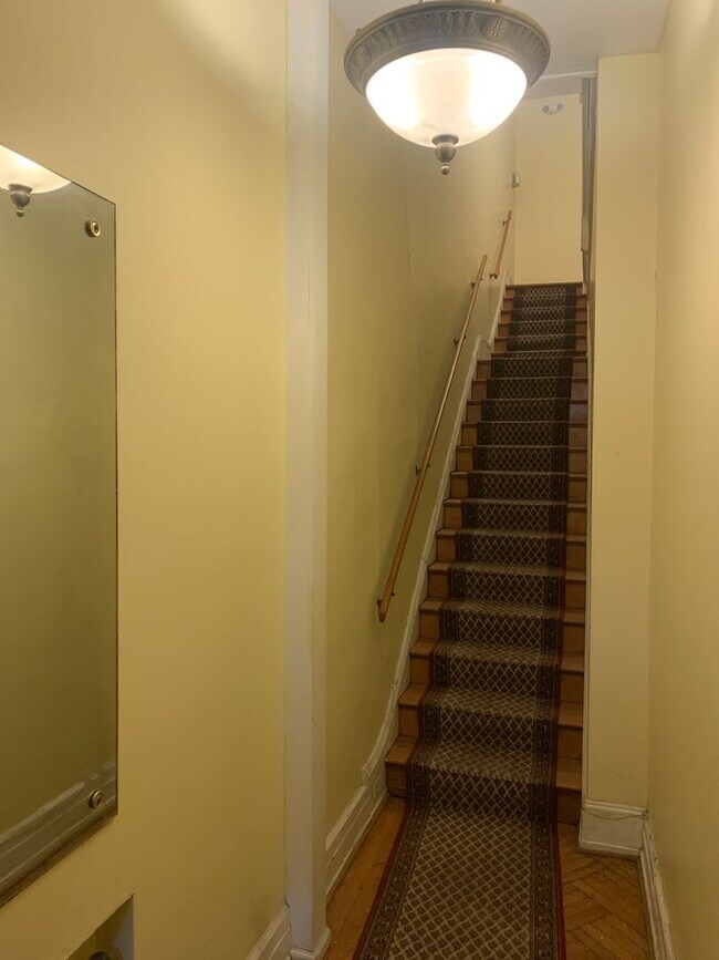 Building Photo - Video in Pictures! 3rd Floor Spacious 1 Be...