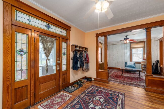 Foto del edificio - Lauraville 4-Bedroom, 2-Bathroom American Foursquare Home with Beautiful Outdoor Space