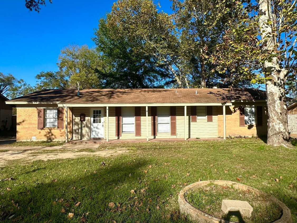 Primary Photo - Almost Ready! 4 Bedroom 2 Bath Near TJC!