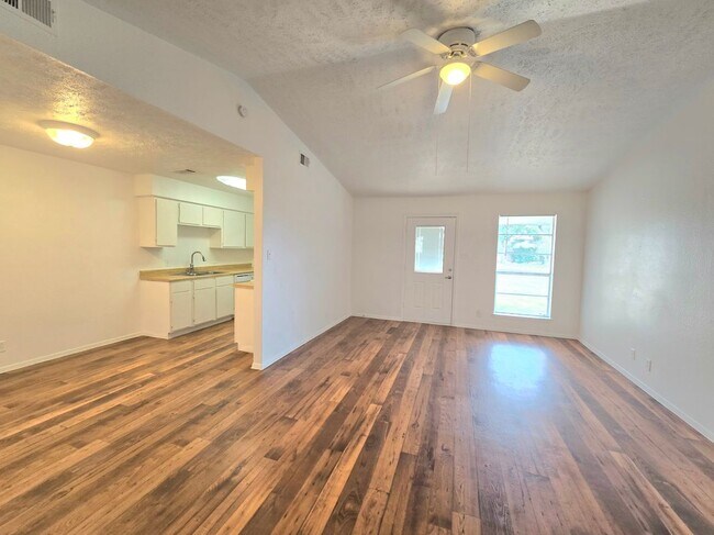 Foto del edificio - 15208 Spring Hill Ln