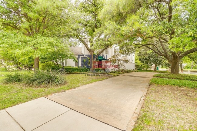 Building Photo - Charming Monticello Townhome – 4 Beds, Updated Kitchen & On-Site Parking