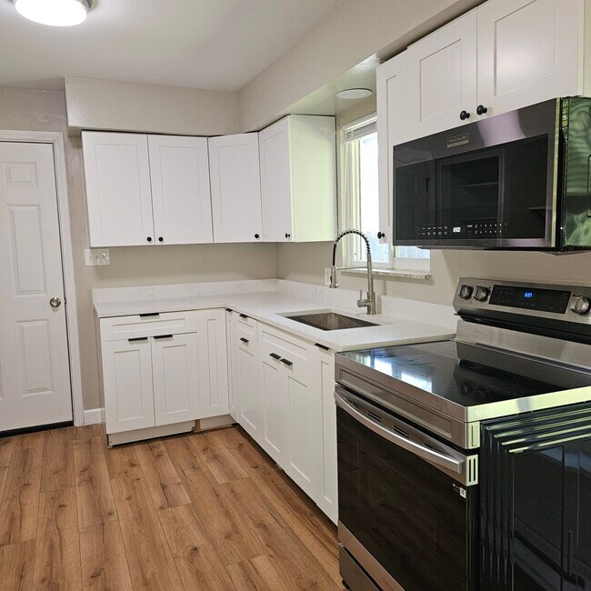 Building Photo - 2931 Spring Hill Dr