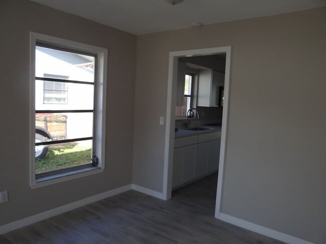 Foto del edificio - Annual Renovated Duplex 2 bed 1 bath 1 car...