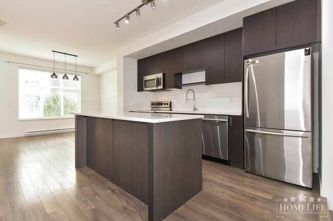Photo du bâtiment - Spacious 4 Bed, 4 Bath Townhouse in Surrey